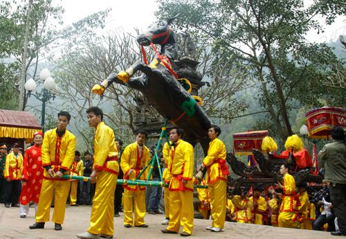 Hội Gióng được tổ chức hàng năm tại khu di tích thờ Thánh Gióng nằm trên núi Sóc, xã Phù Linh, huyện Sóc Sơn, Hà Nội